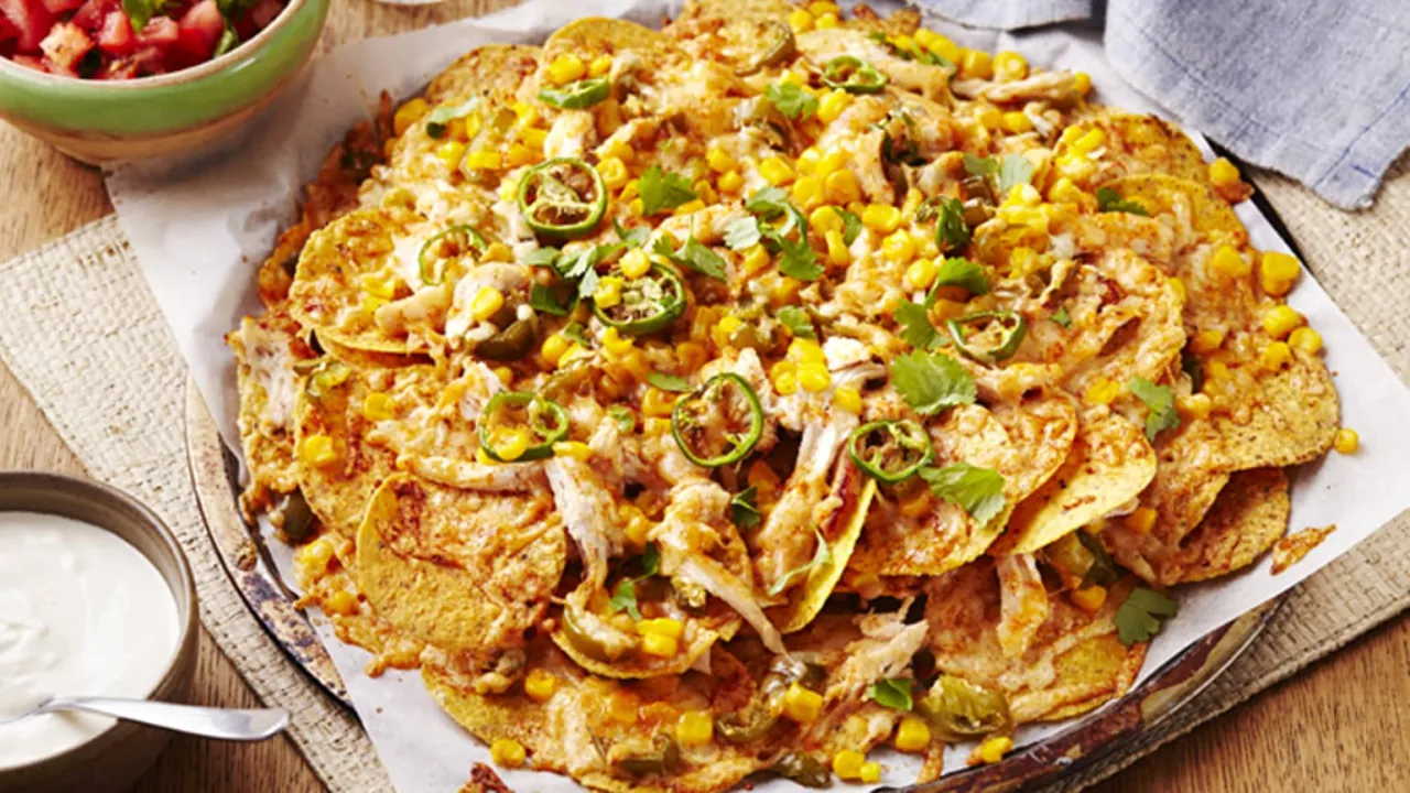 Variedades de nachos vegetarianos y con pollo