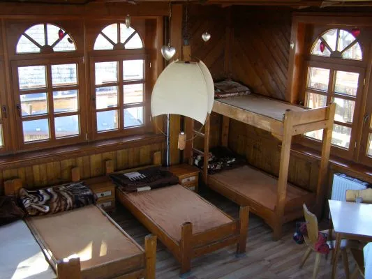 wnętrze schroniska g&oacute;rskiego pok&oacute;j wieloosobowy