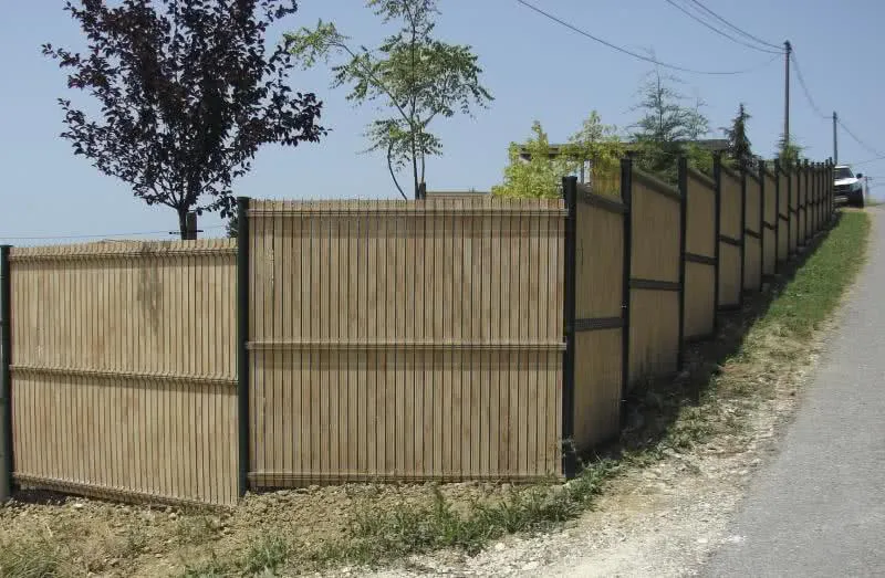 porównanie materiałów na tani płot siatka panel drewno