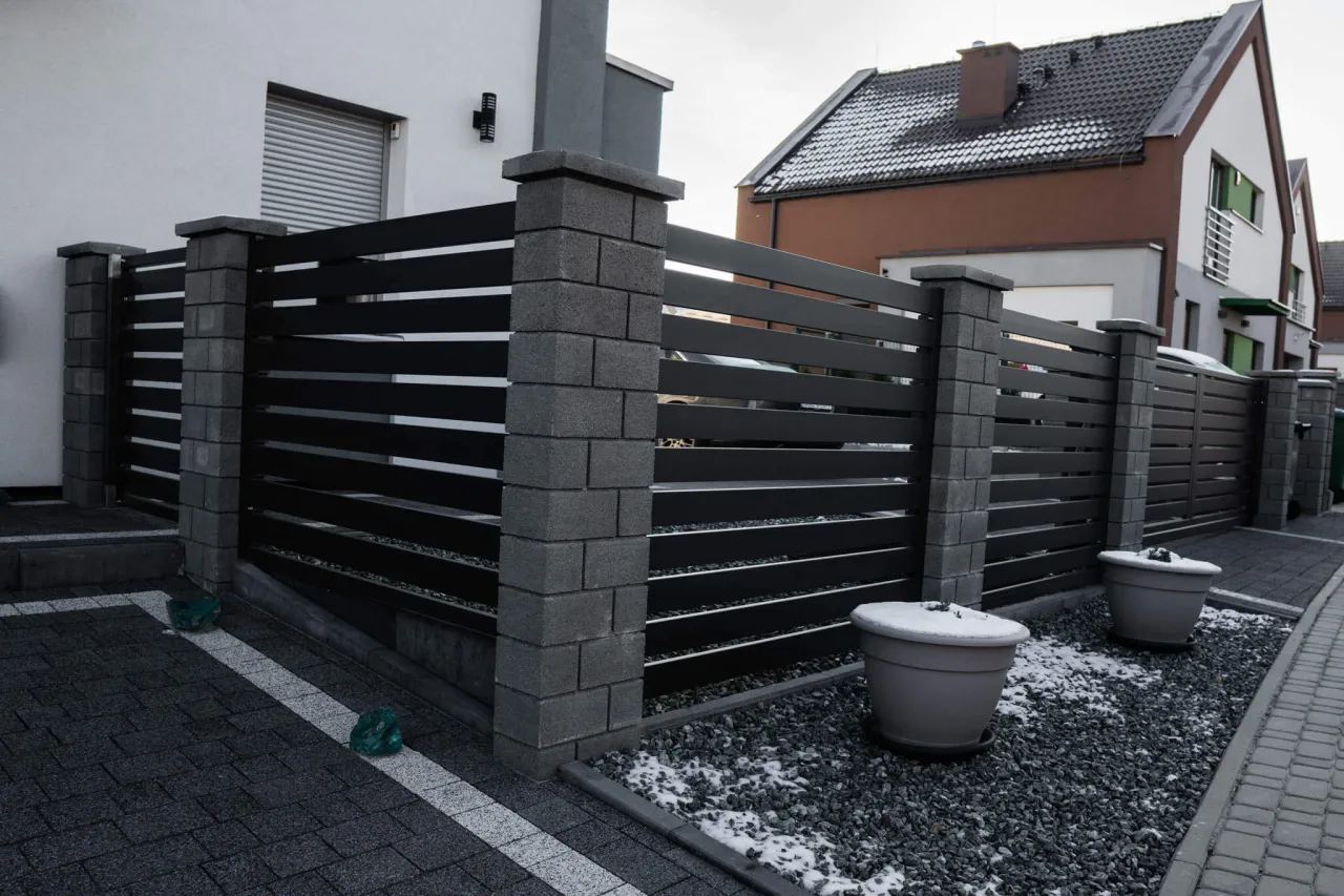 Jak mierzyć wysokość ogrodzenia