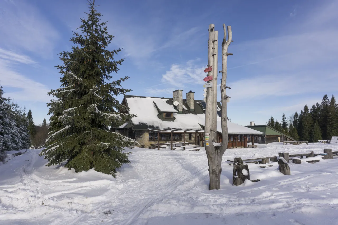 Schronisko Stare Wierchy widok na Tatry