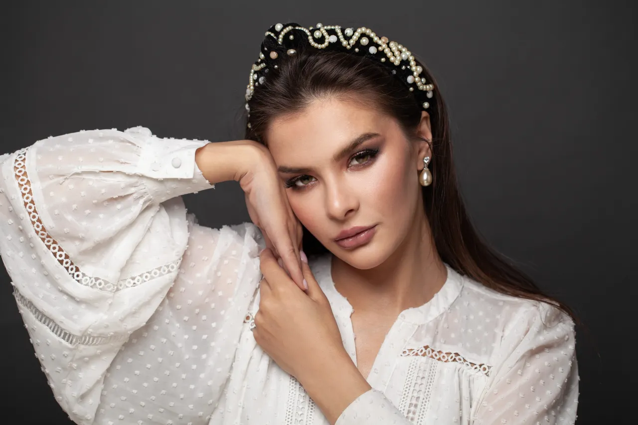 kobieta w opasce z węzłem stylizacje