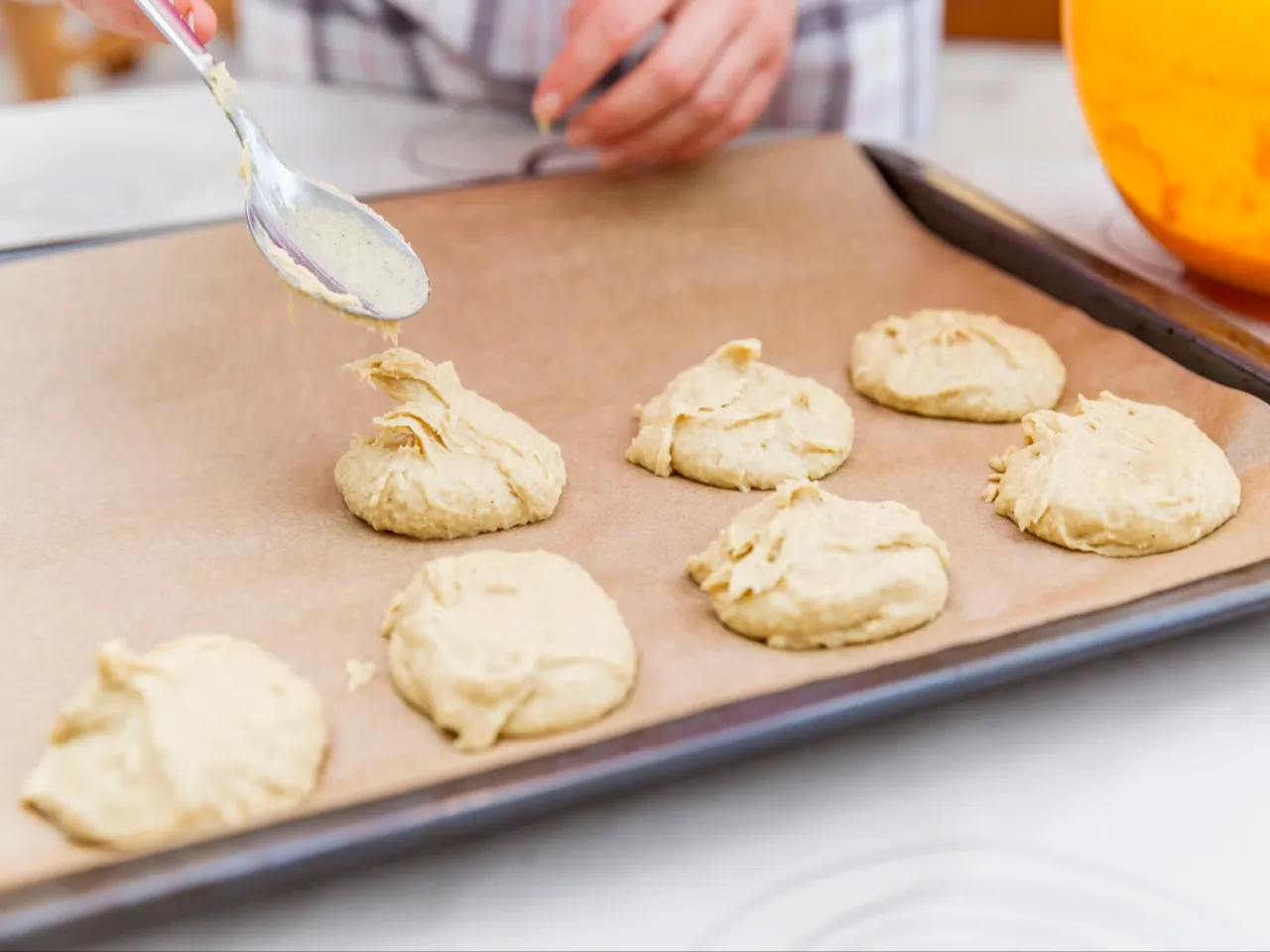 Surowe ciasto na ciasteczka w misce