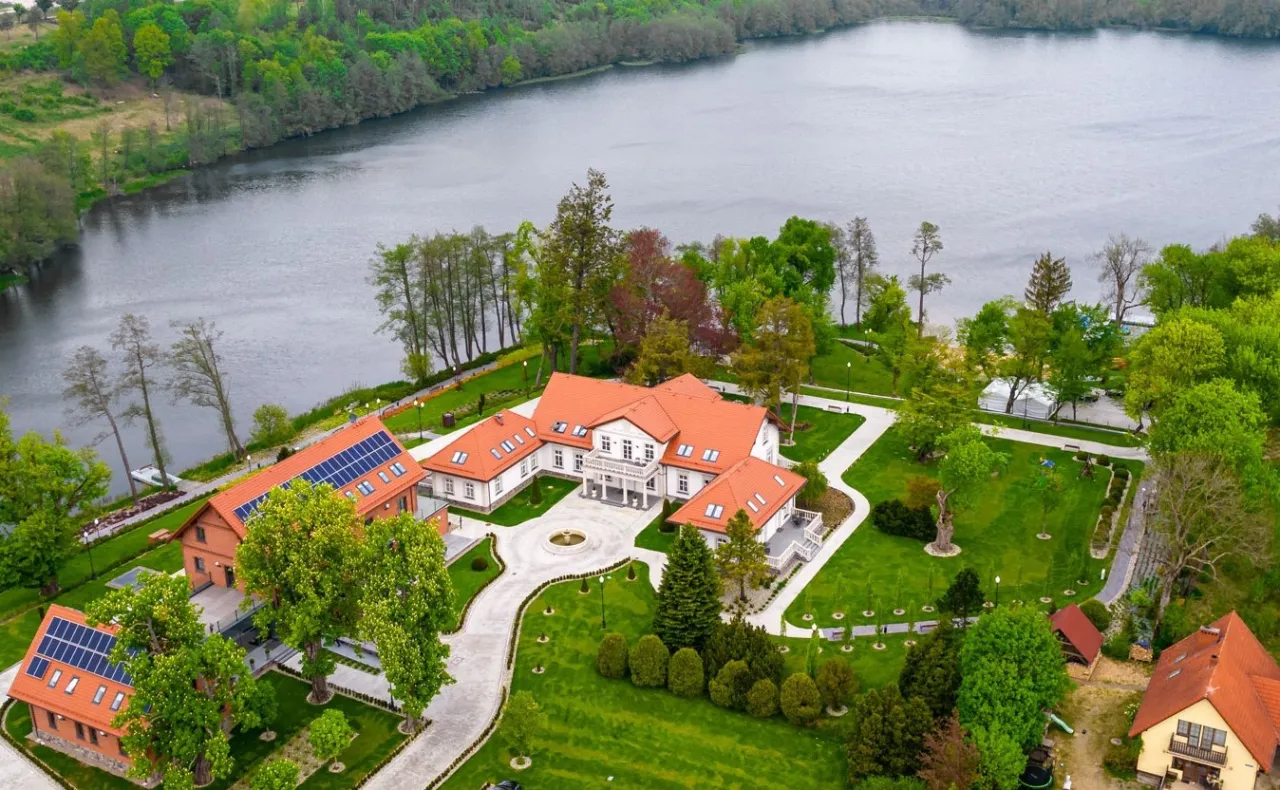 Piękny dworek nad jeziorem, idealne miejsce na wypoczynek. Sprawdź, co robić w Sulęczynie!