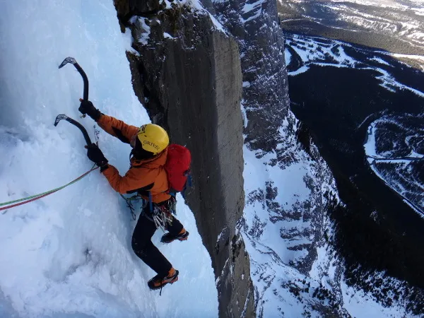 zimowe aktywności w g&oacute;rach trekking skituring wspinaczka