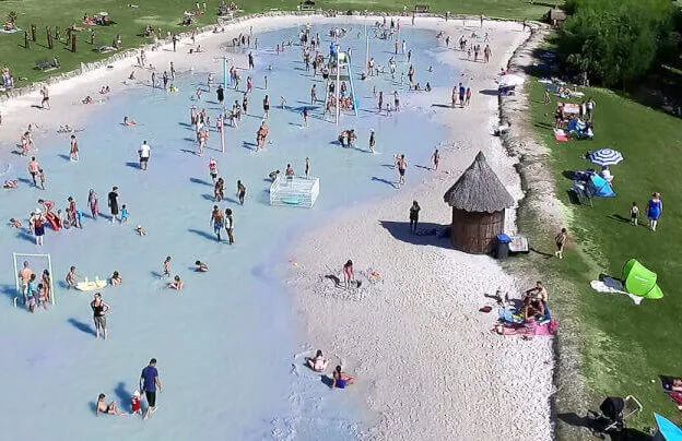 Plage d'H&eacute;rouval jeux d'eau ou structures gonflables enfants