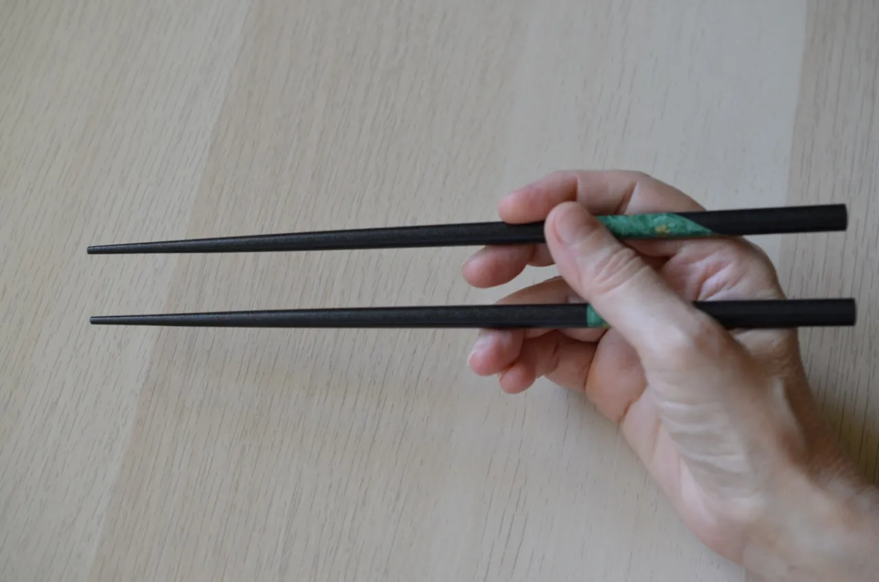 Jak prawidłowo trzymać pałeczki do jedzenia ramenu, krok po kroku