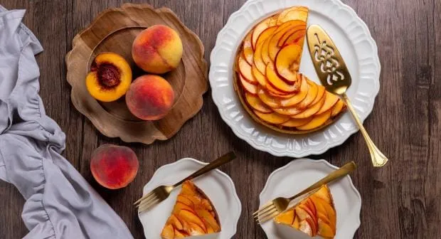 Assortiment de desserts classiques &agrave; la p&ecirc;che