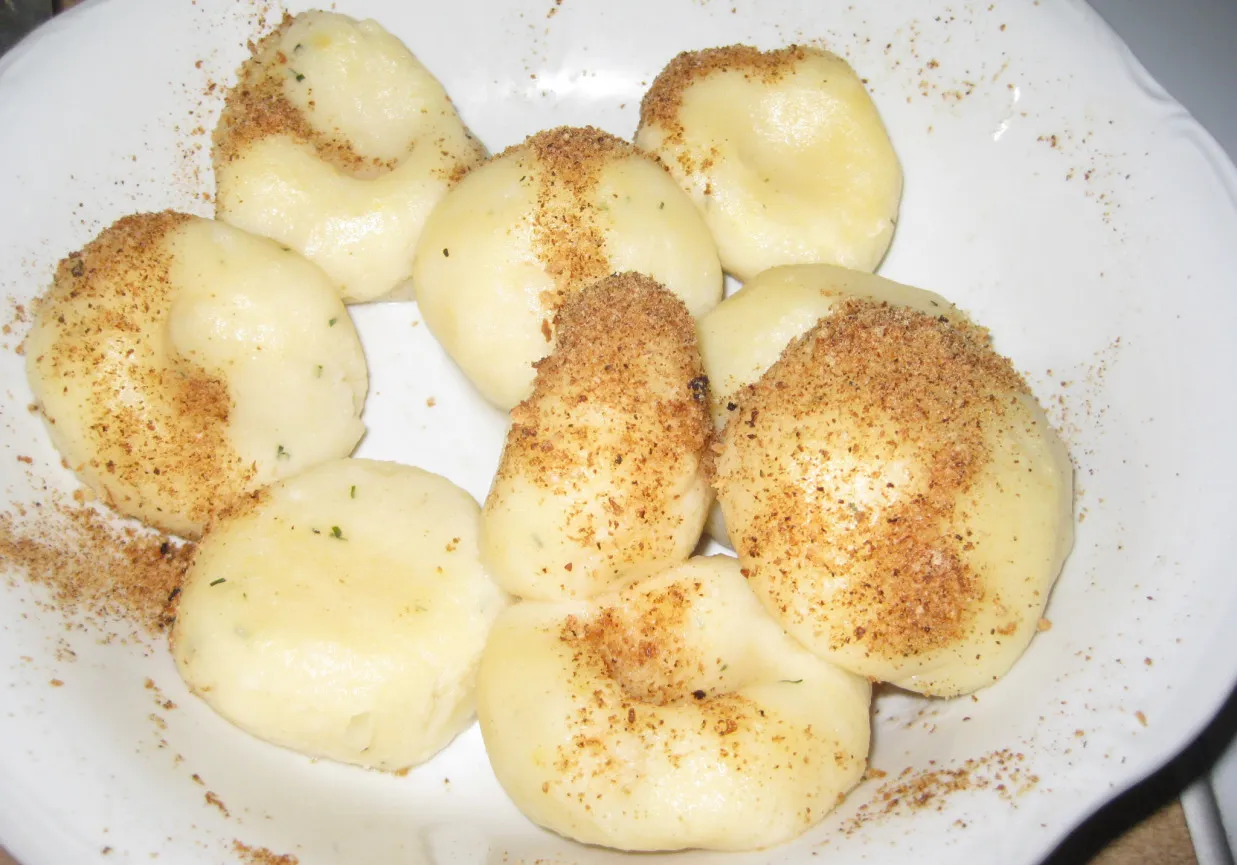 kluski śląskie na słodko owoce masło bułka tarta