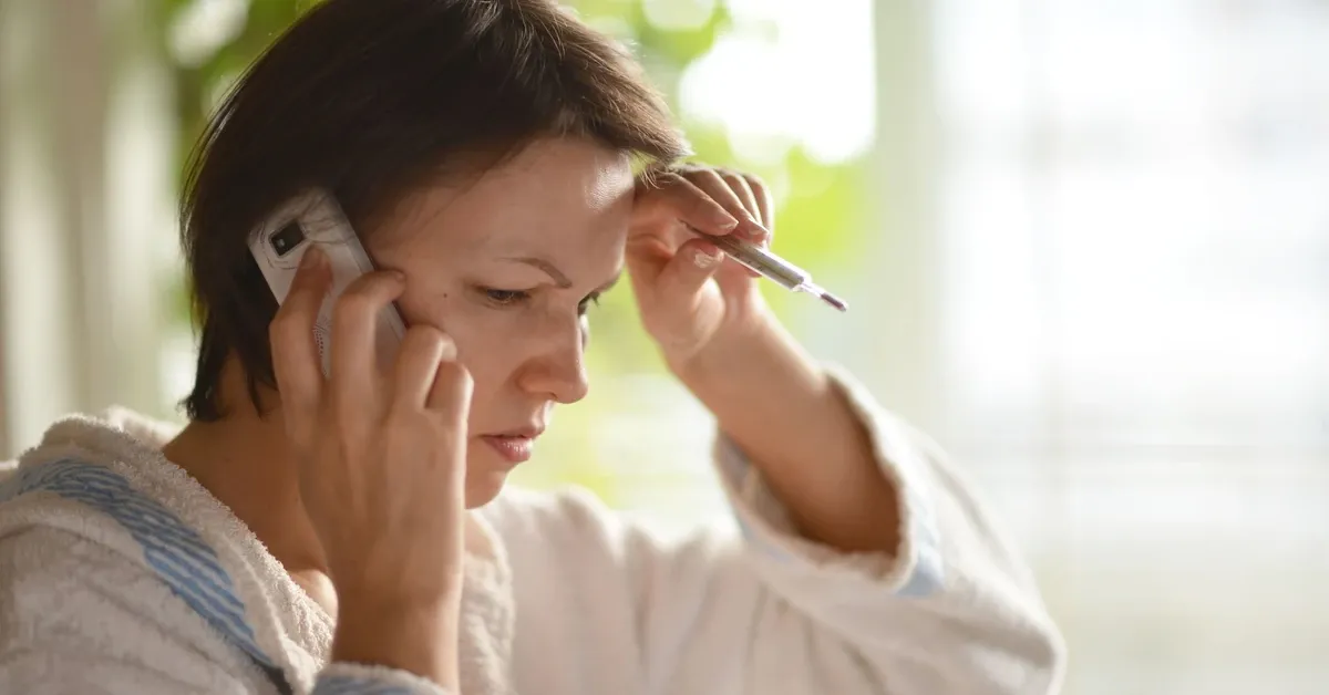Osoba sfrustrowana dzwoniąca do lekarza, zajęta linia telefoniczna