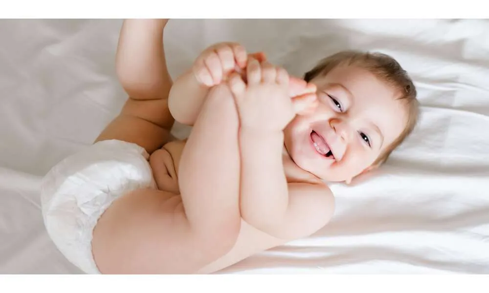 dziecko w różnym wieku i pieluchy