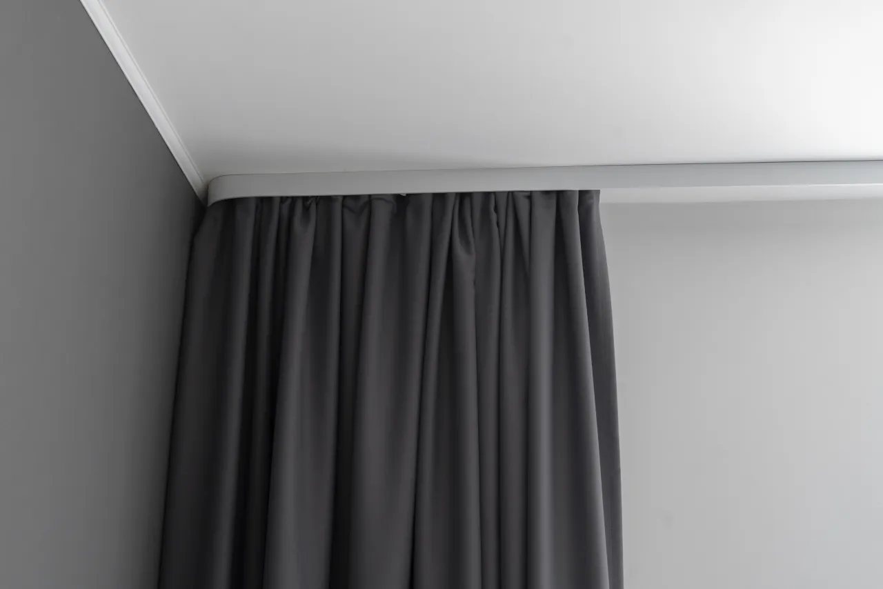 por&oacute;wnanie karnisza i szyny sufitowej