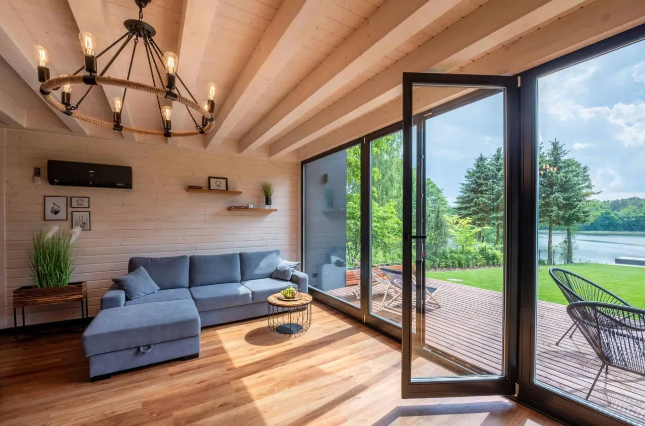 Nowoczesny domek letniskowy nad jeziorem modułowy