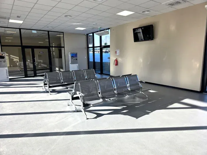 Dworzec Młociny poczekalnia toalety gastronomia