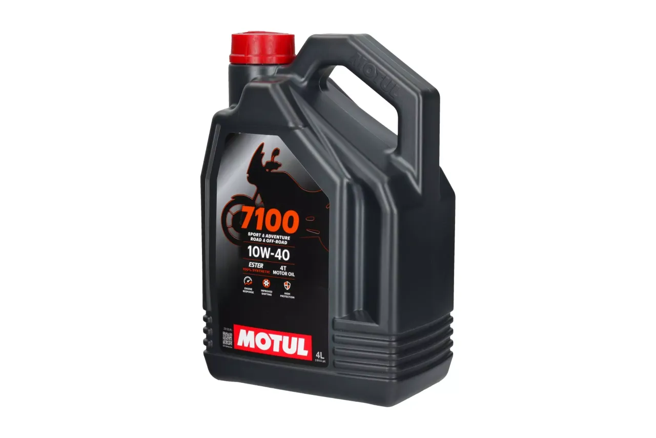Motul 7100 10W40 butelka na tle motocykla