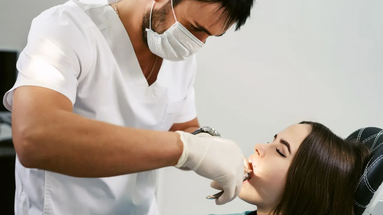 osoba szukająca dentysty w telefonie