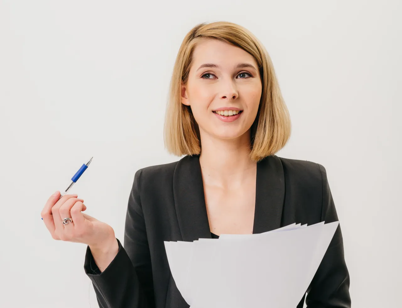 Rekruter zadający pytanie o motywację, kandydat odpowiadający pewnie