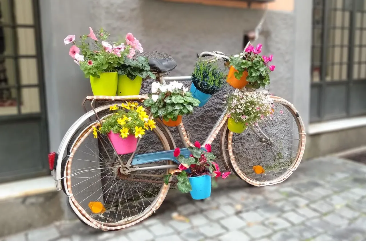r&oacute;żne style kwietnik&oacute;w z rower&oacute;w, rower kwietnik inspiracje