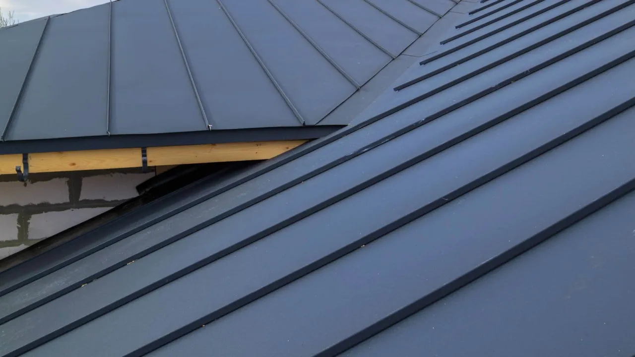 dom w stylu nowoczesna stodoła z dachem z blachy płaskiej