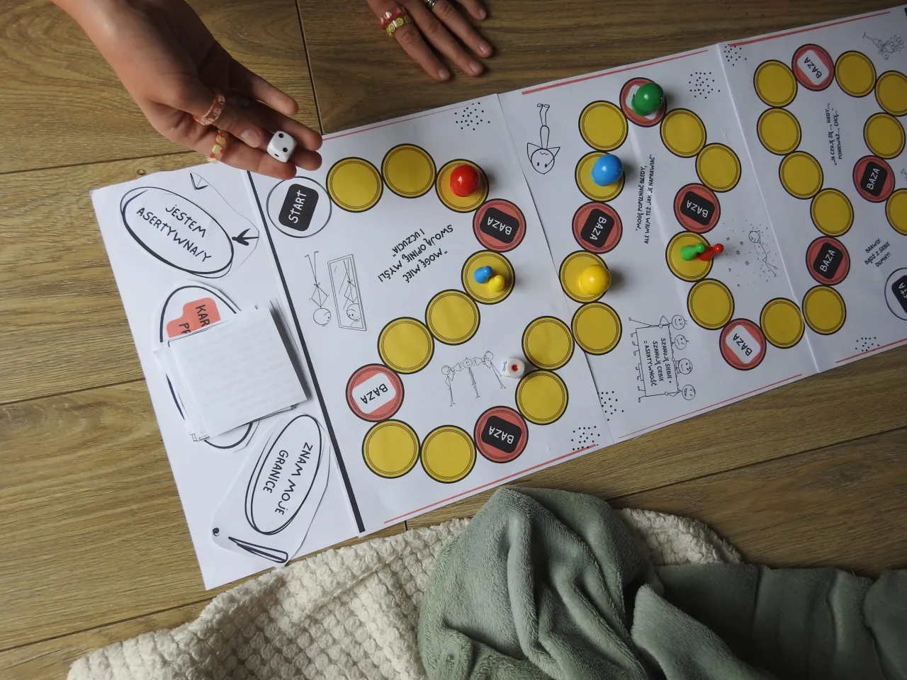 Gra planszowa o asertywności. Uczy, jak grzecznie odm&oacute;wić, przykłady fraz na kartach.