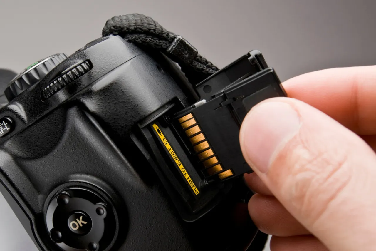 aparat fotograficzny obiektyw karta pamięci