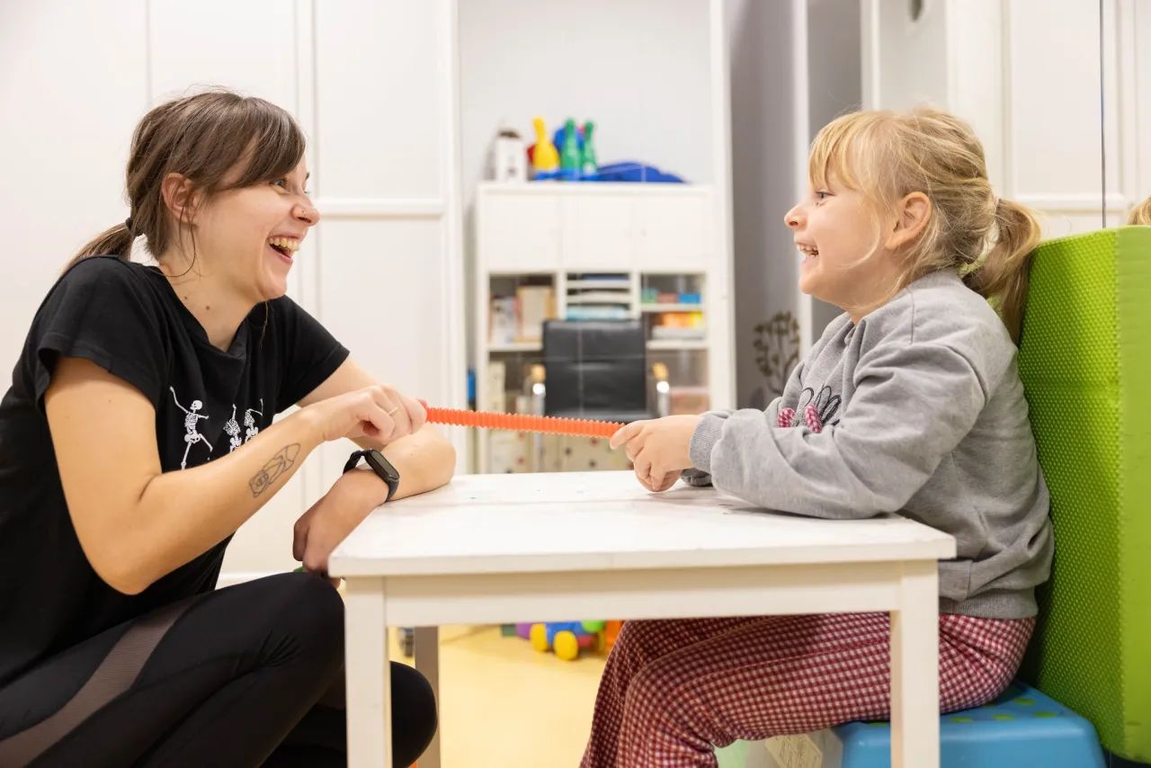 Neurologopeda z pacjentem podczas terapii
