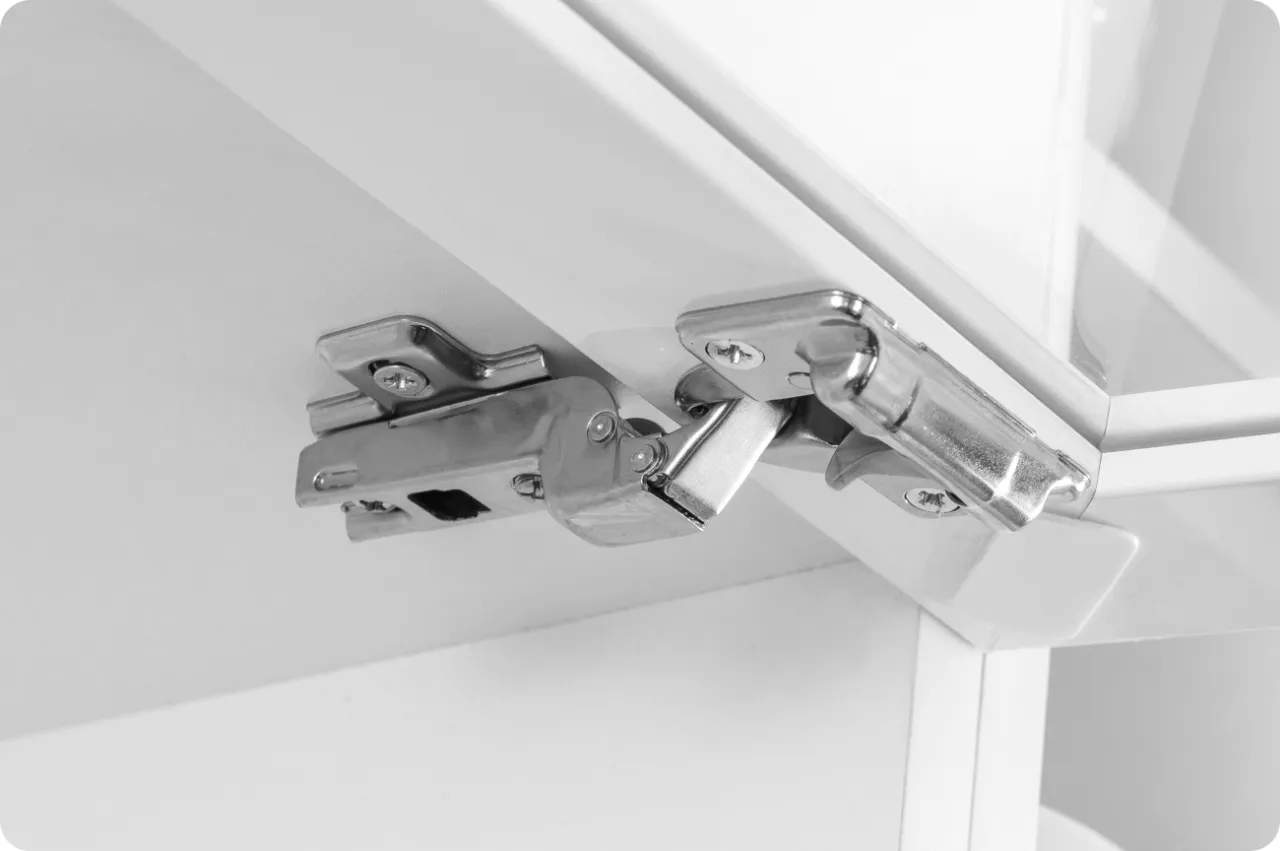 Konserwacja okuć okiennych i drzwiowych smarowanie zawias&oacute;w