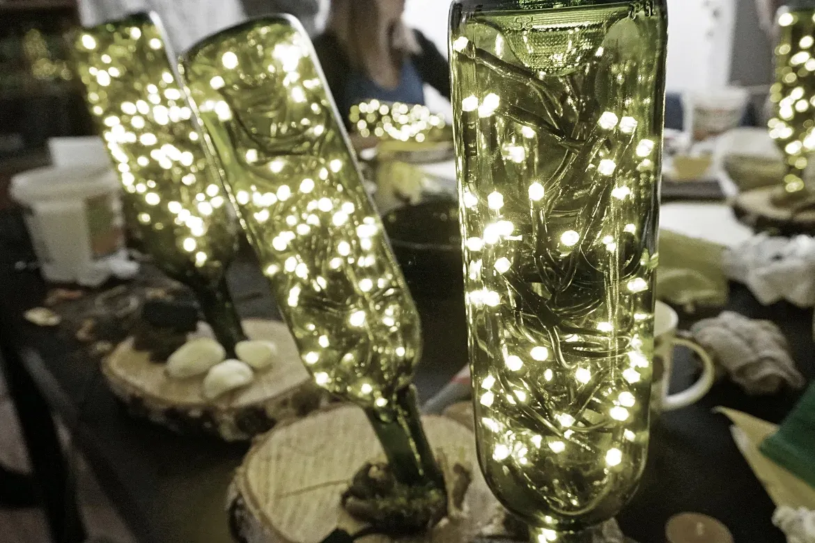 Pomysły na dekorację lampy z butelki DIY