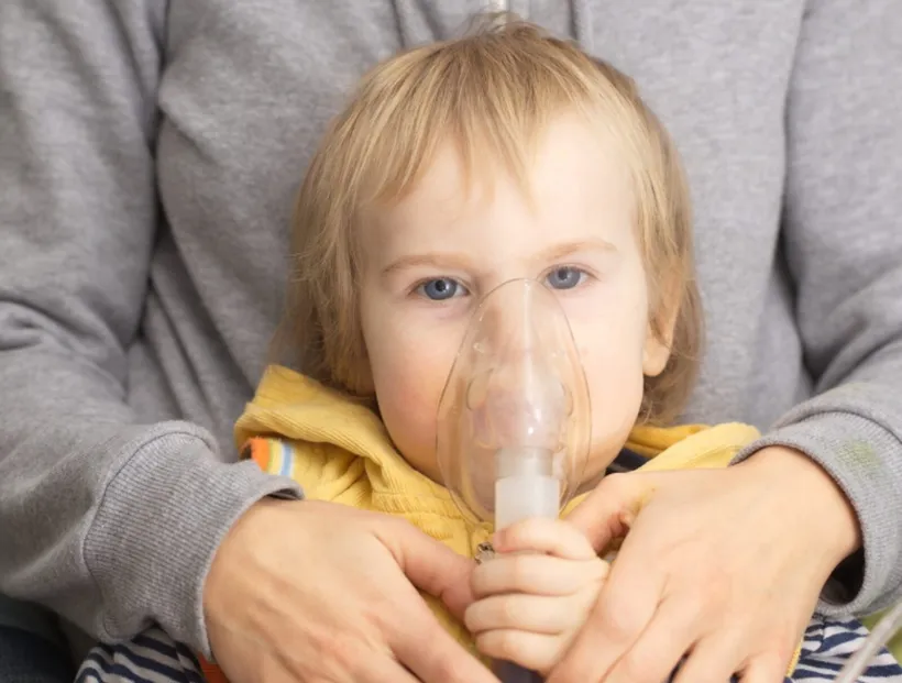 rodzic wykonujący nebulizację niemowlęciu