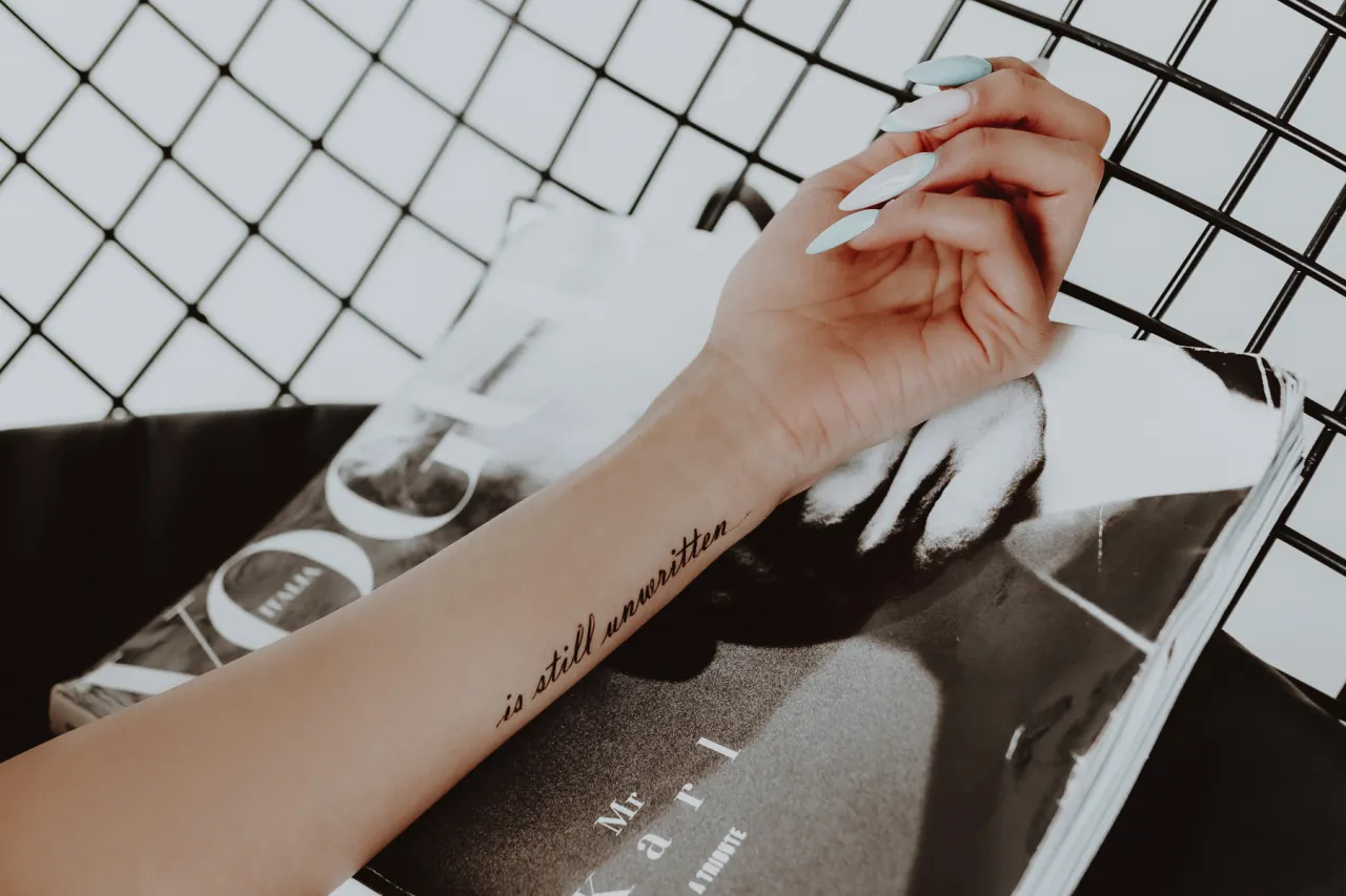 dyskretny tatuaż na nadgarstku, tatuaż na szyi, tatuaż na dłoni