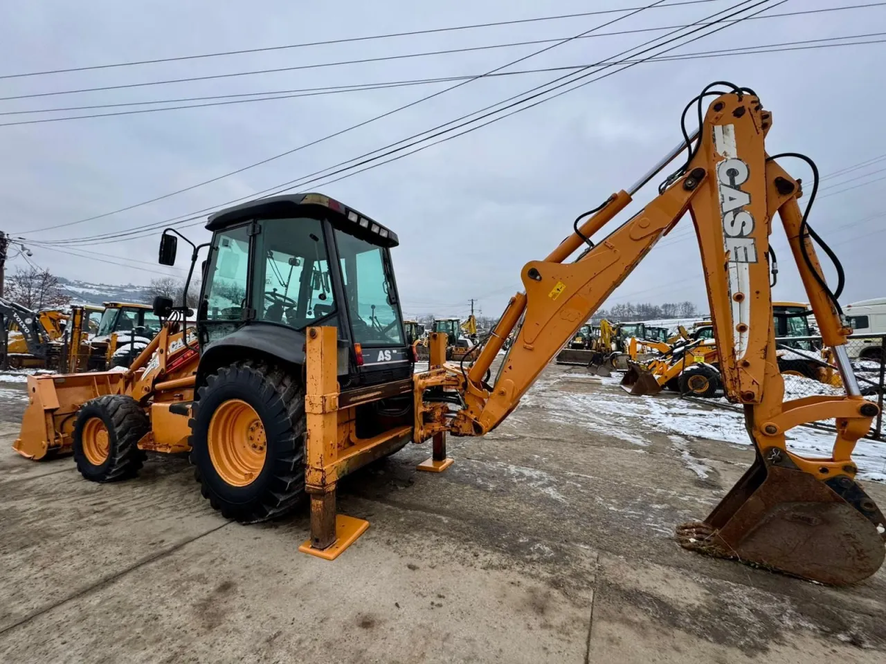 Pomarańczowa koparko-ładowarka CASE z wysięgnikiem. Szukasz jaka koparko ładowarka do 50 tys.? Ta maszyna może być dobrym wyborem.