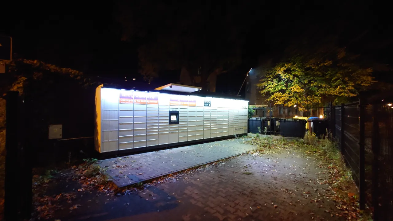 InPost Paczkomat w nocy z podświetleniem