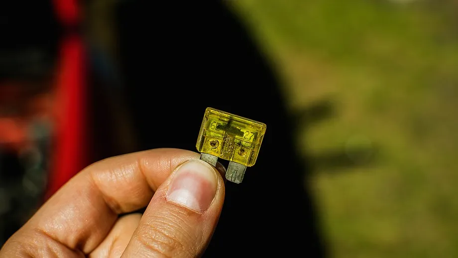 spalony bezpiecznik samochodowy płaski