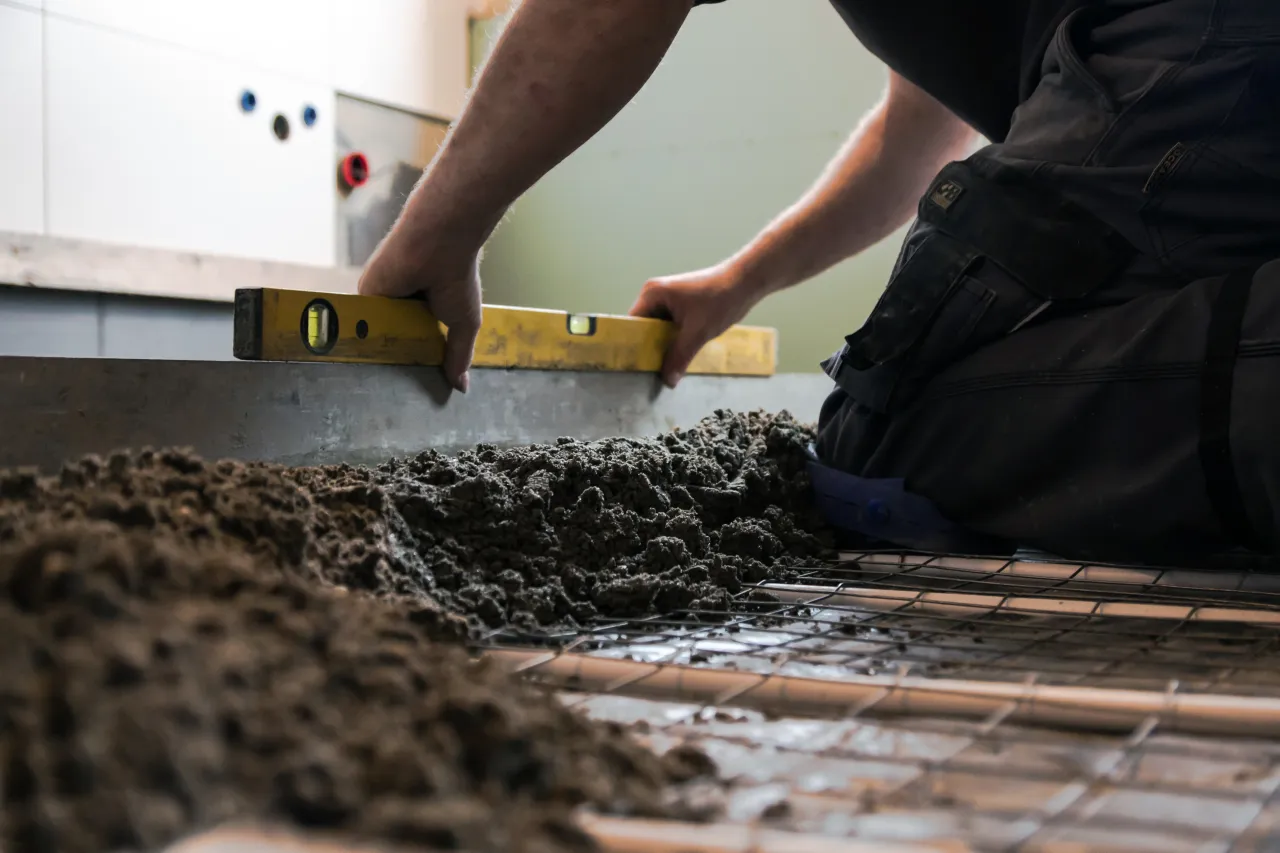 Przygotowanie podłoża pod płytki podłogowe