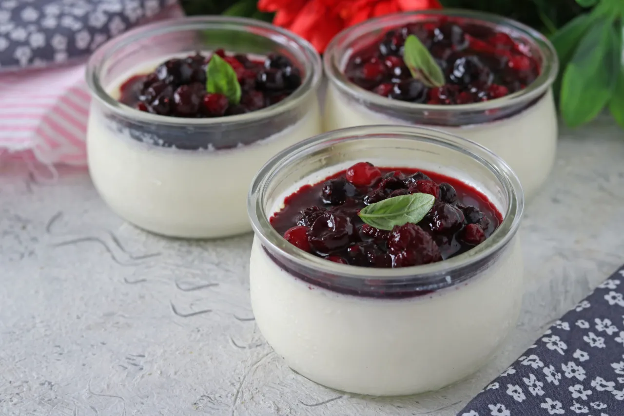 Panna cotta con frutti di bosco