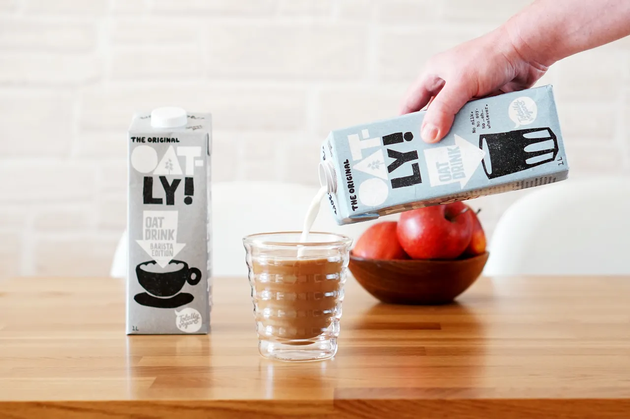 R&oacute;żne rodzaje mleka do kawy do spieniania