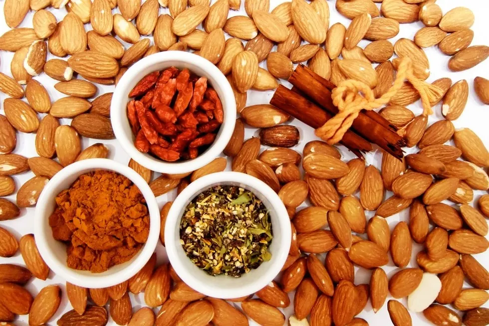 Zdrowe przekąski owoce orzechy gorzka czekolada