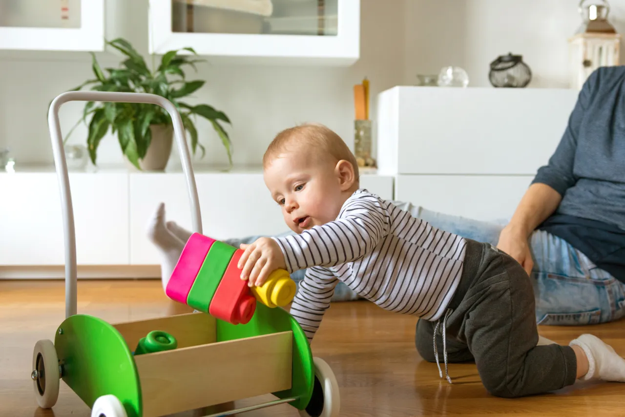 rodzic bawi się z 8 miesięcznym dzieckiem