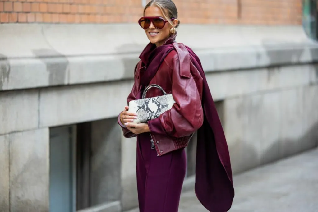 bordowe stylizacje wybiegi 2025 2026