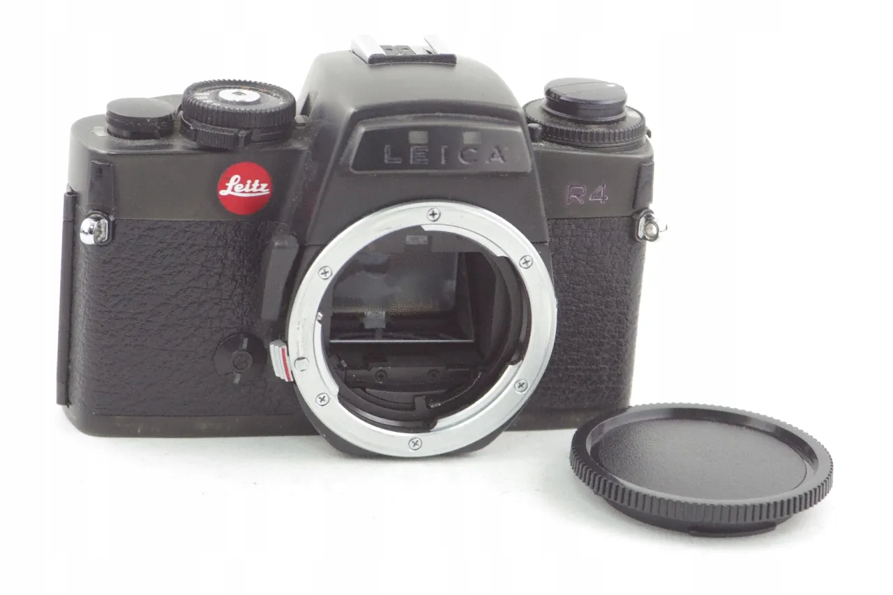 Czarna lustrzanka cyfrowa Leica R4 z czerwonym logo Leitz. Idealna do aukcji na Allegro dla miłośników fotografii.