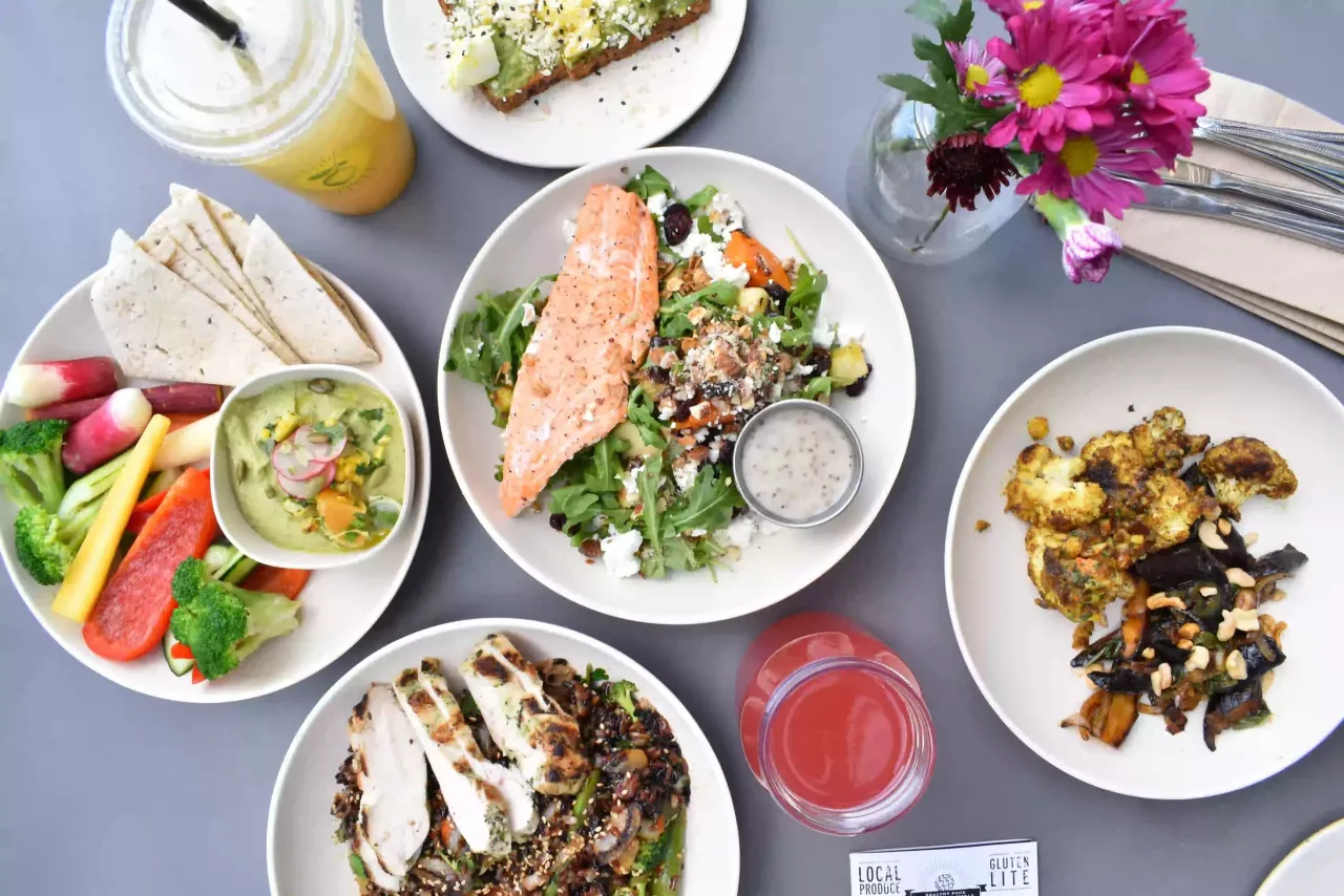 Zdrowe posiłki: łosoś, kurczak, warzywa i dip. Idealne białko przed czy po treningu, by dostarczyć energii.