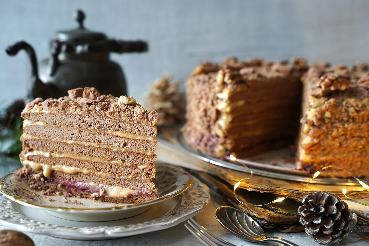 Pyszne ciasto czeskie, przekładane kremem i dżemem, z orzechową posypką. Idealne na specjalne okazje, zgodnie z tradycyjnymi przepisami.