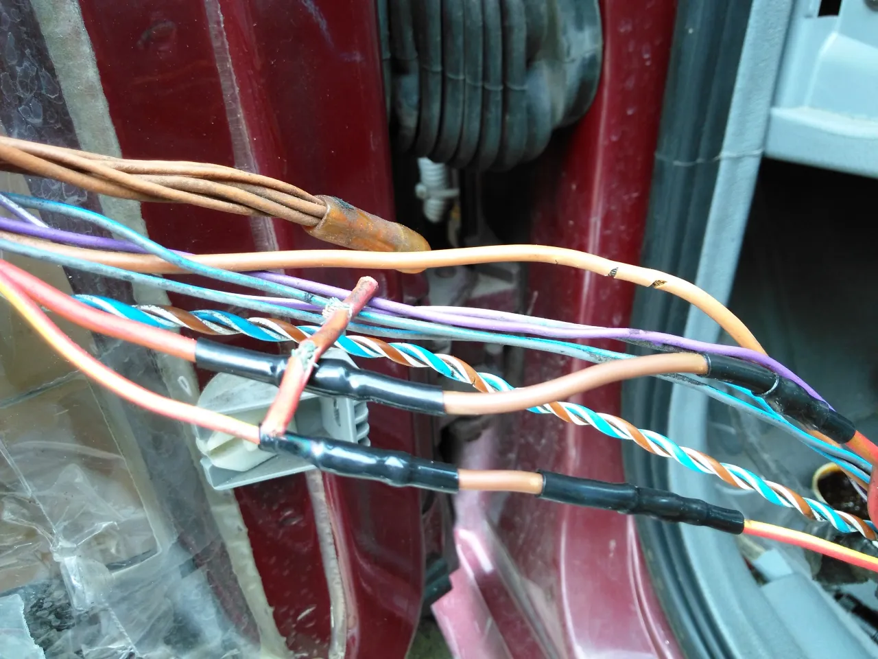 uszkodzona wiązka drzwi samochodu