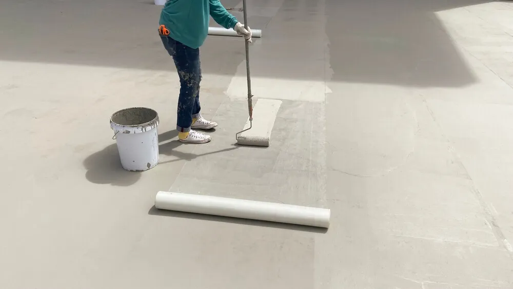 Zdjęcie Guma w płynie na dach – skuteczna ochrona przed wilgocią i kosztami napraw