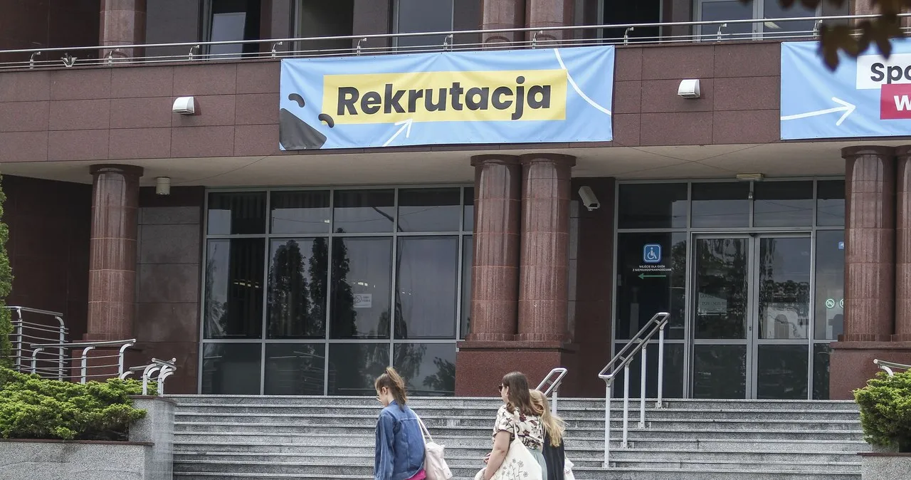 Zdjęcie Jak zapisać się do szkoły w chmurze - uniknij błędów w rekrutacji