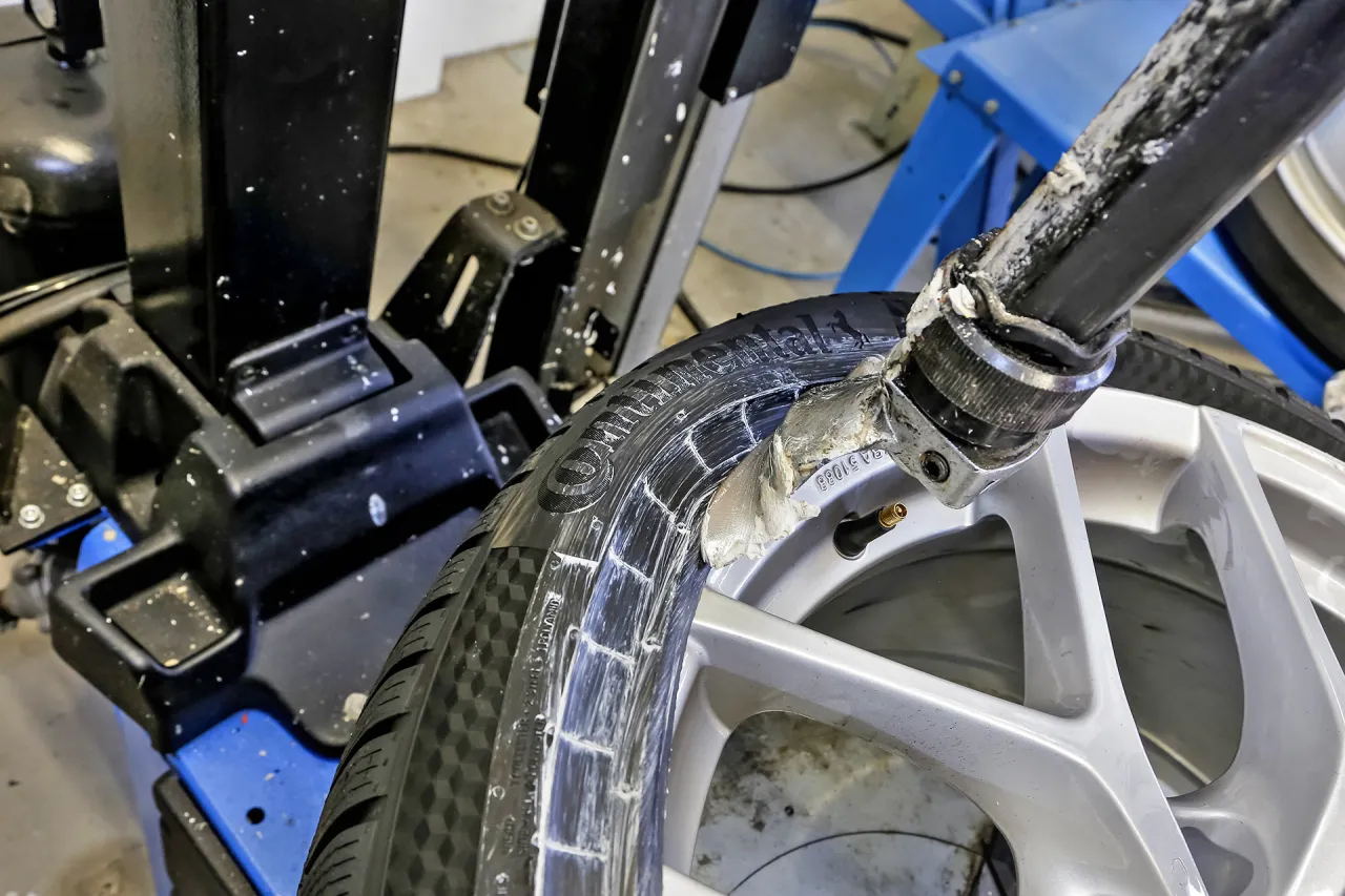 montaż opony niskoprofilowej na feldze aluminiowej