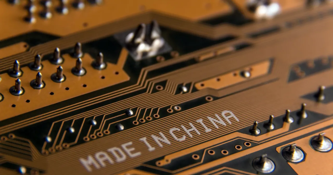 Zbliżenie na płytkę drukowaną z napisem 