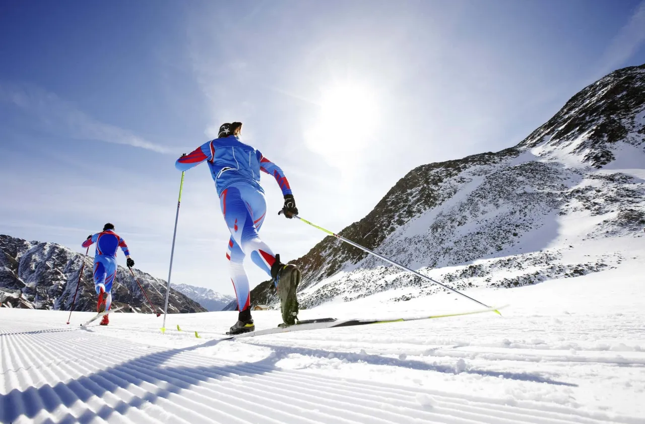 narciarz biegowy w dynamicznym ruchu, różnice w ubiorze biegówki a zjazdówki
