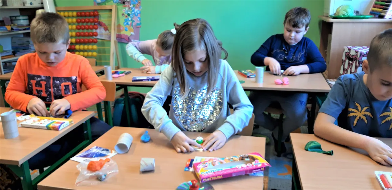 Dzieci na lekcji techniki wykonujące projekt