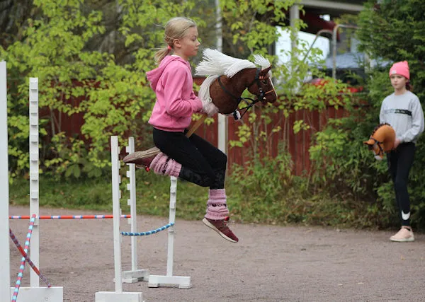 dziecko bawi się hobby horse na zawodach